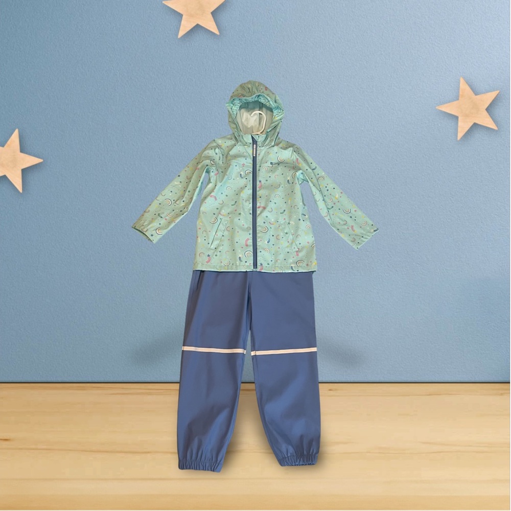Mountain Warehouse waterproof jacket and pants set. Size 5-6 girls.
